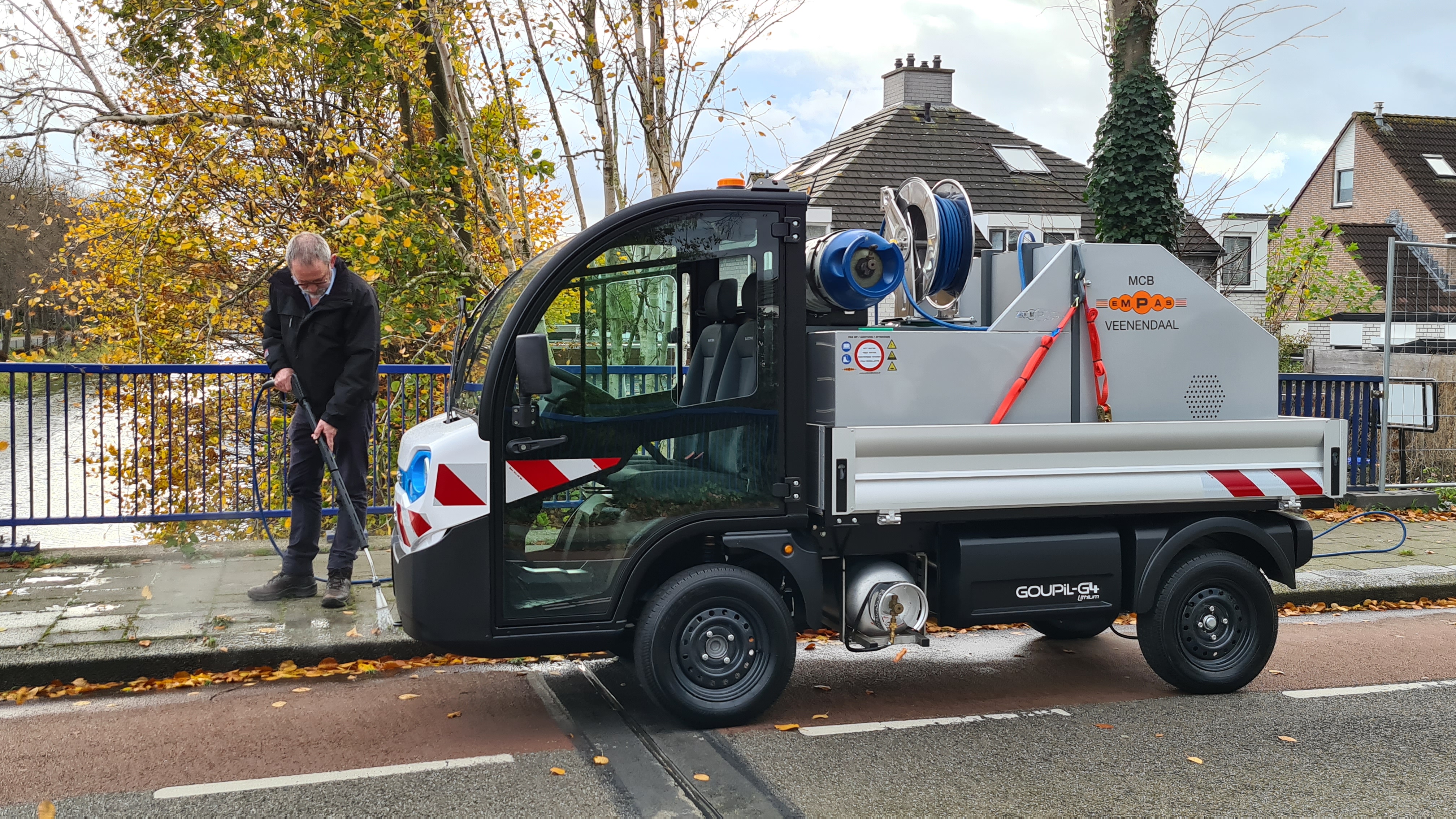 Duurzaam onkruid bestrijden met MCB-E op een Goupil G4 wagen van Empas.