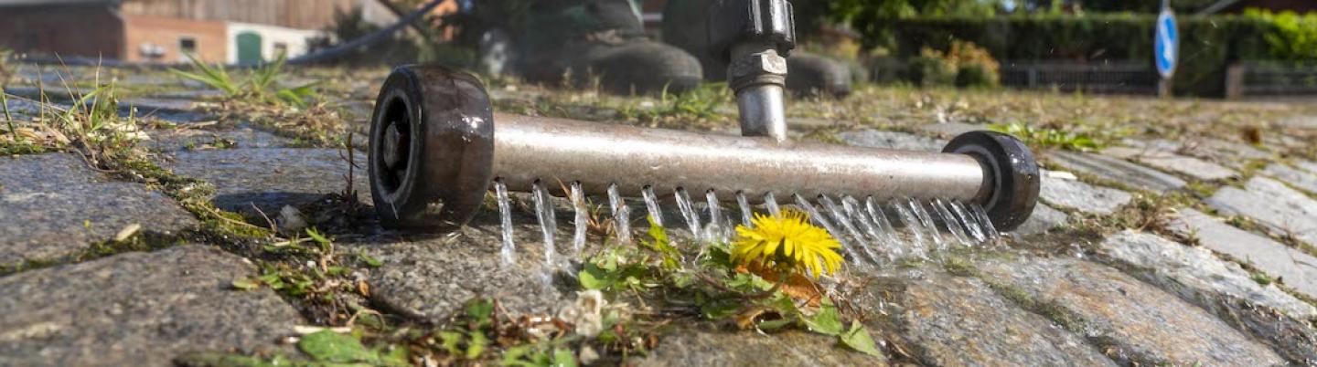 Duurzaam onkruid verwijderen door middel van heet water